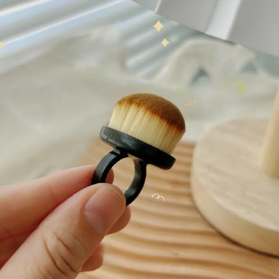 Маникюрная щетка-кольцо для чистки ногтей