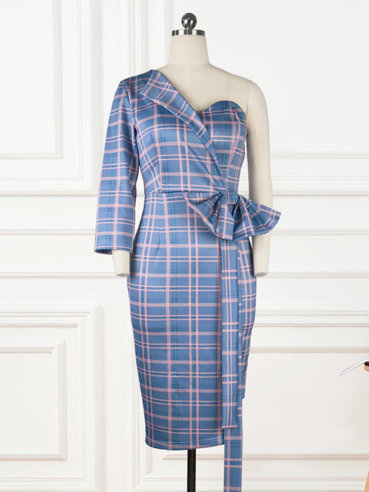 Платье женское клетчатое с баской асимметричным рукавом на одно плечо в