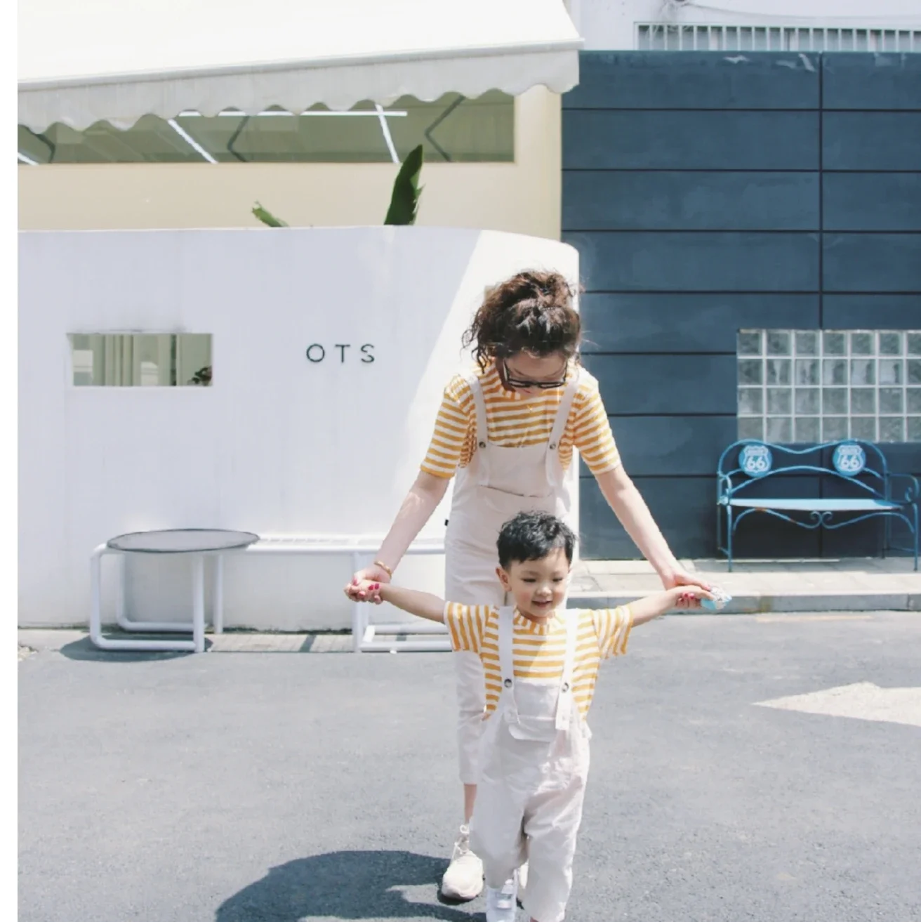 

Летний костюм для матери и сына, Повседневная футболка в полоску с коротким рукавом и бежевые комбинезоны, комплекты из 2 предметов