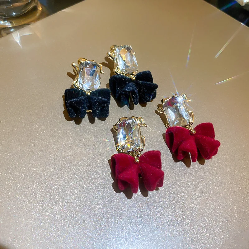 

2022 new diamond inlaid and flocked bow earrings Fashion temperament Premium earrings Light luxury Versatile earrings Women