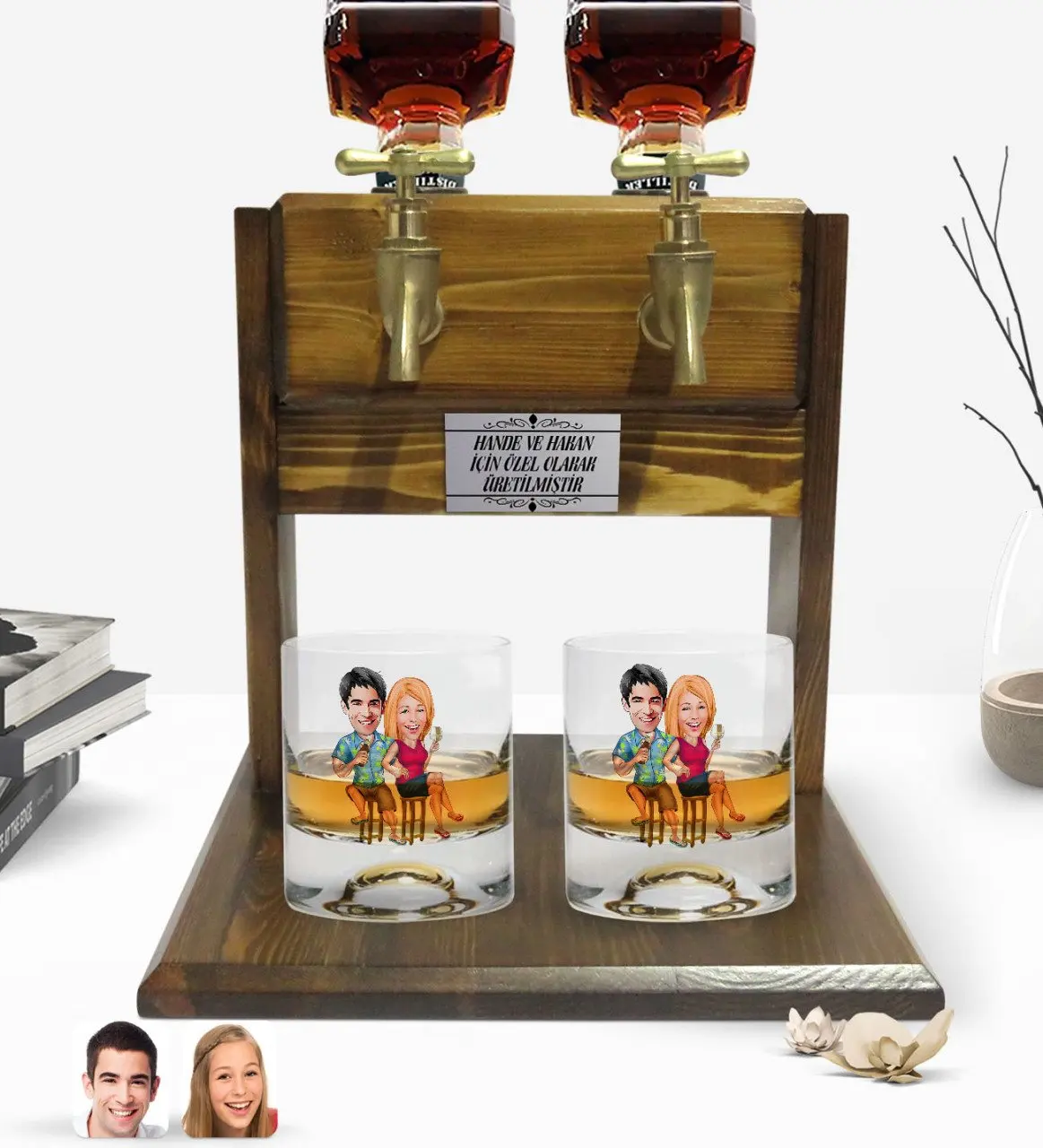 

Персонализированный красочный печатный Валентин карикатура двойной Кубок виски и двойной кран Натуральный Деревянный виски стенд