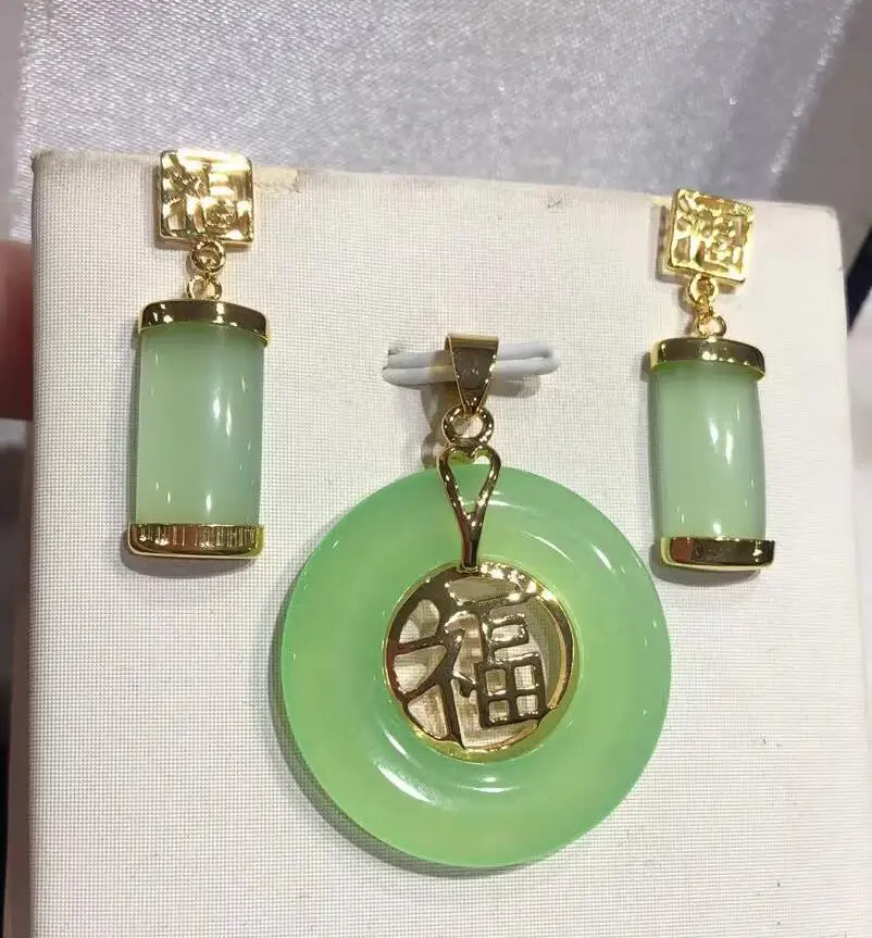 Красивая подвеска из натурального нефрита и пара серег.