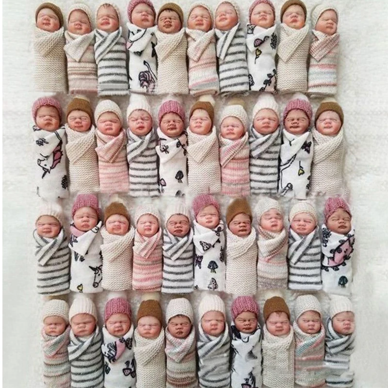 

Simulation Baby PVC Newborn Baby Ornaments Lovely Handle Toy Finger Doll Real Clothes Real Hat Color Random Toy for Girls Kids