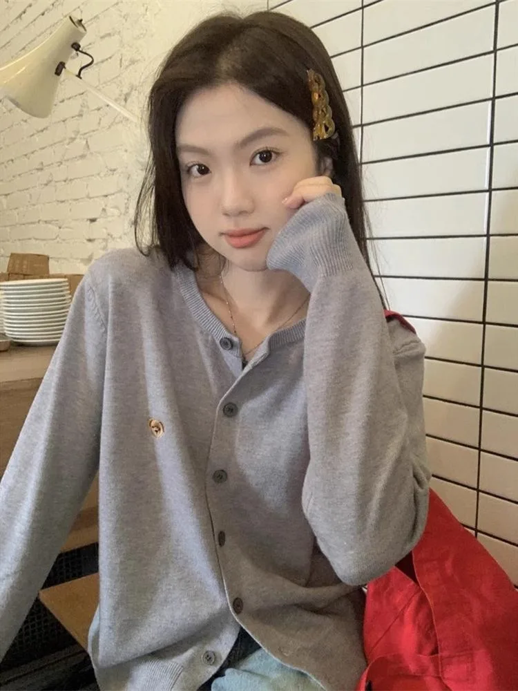 Дизайнерский смысл корейский мягкий свободный свитер в стиле ретро с вышивкой