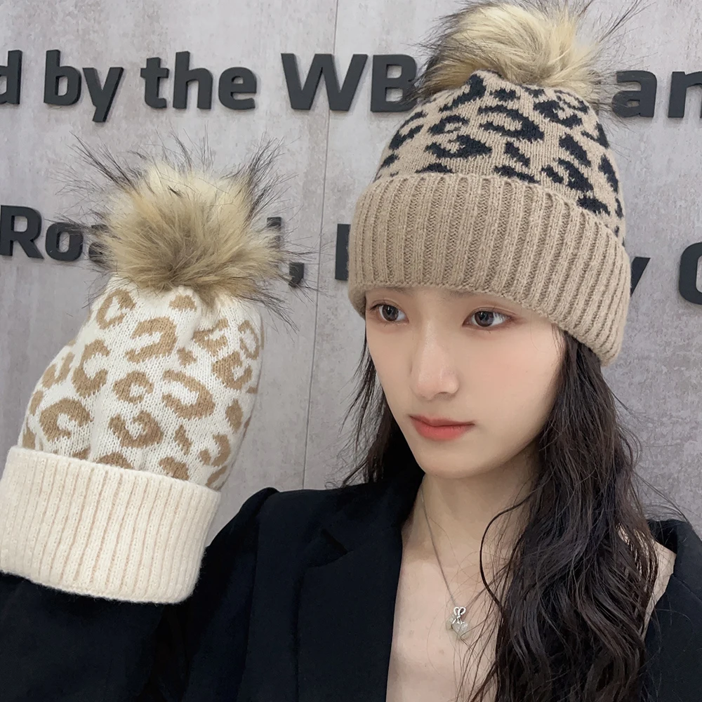 Шапка-бини с помпонами и принтом леопарда цвет в ассортименте