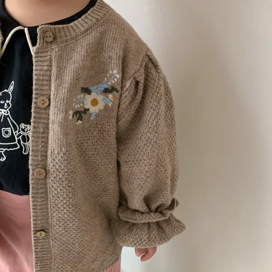 

2023 Spring Vintage Flower Cardigan Children Girl Single Breasted Sweater Slouchy Knitwear Shirt Puff Cuffs Girls Knitted Coat