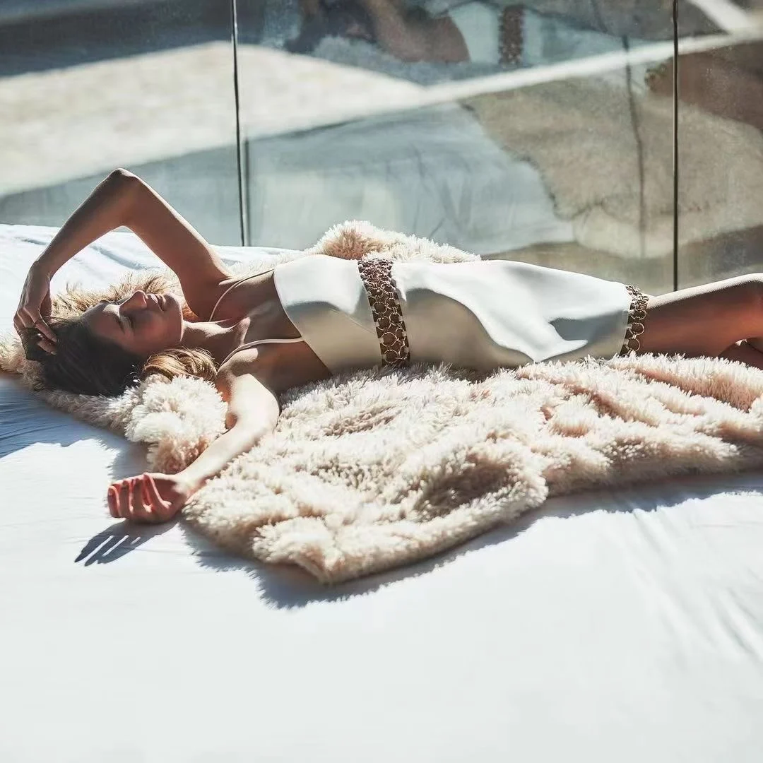 

Женское короткое платье с металлическим кольцом, без бретелек