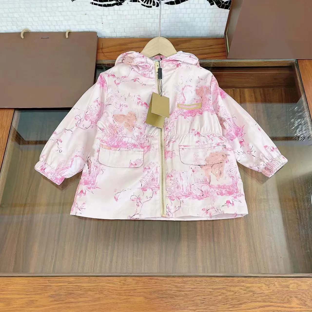 

Коллекция 2022 года, новинка, ветровка с капюшоном для ранней осени, Классическая Модная Повседневная ветровка для мальчиков и девочек, детск...