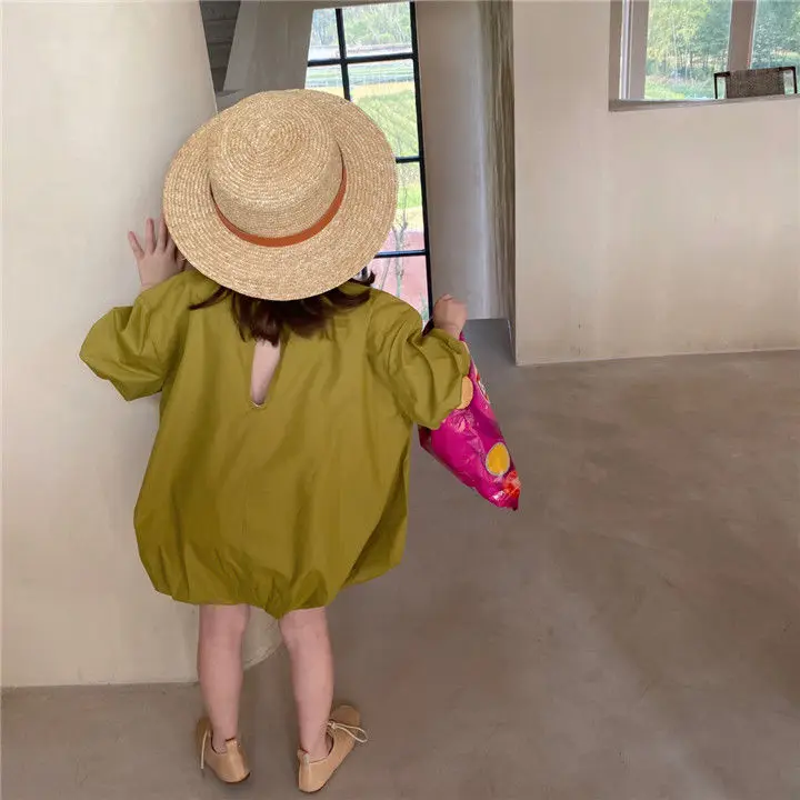 

Платье-трапеция длиной выше колена, с круглым вырезом и коротким рукавом