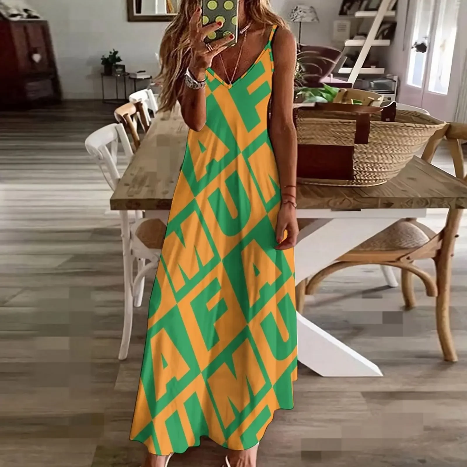 FAMU Оранжево-зеленое платье без рукавов с повторяющимся узором Платья