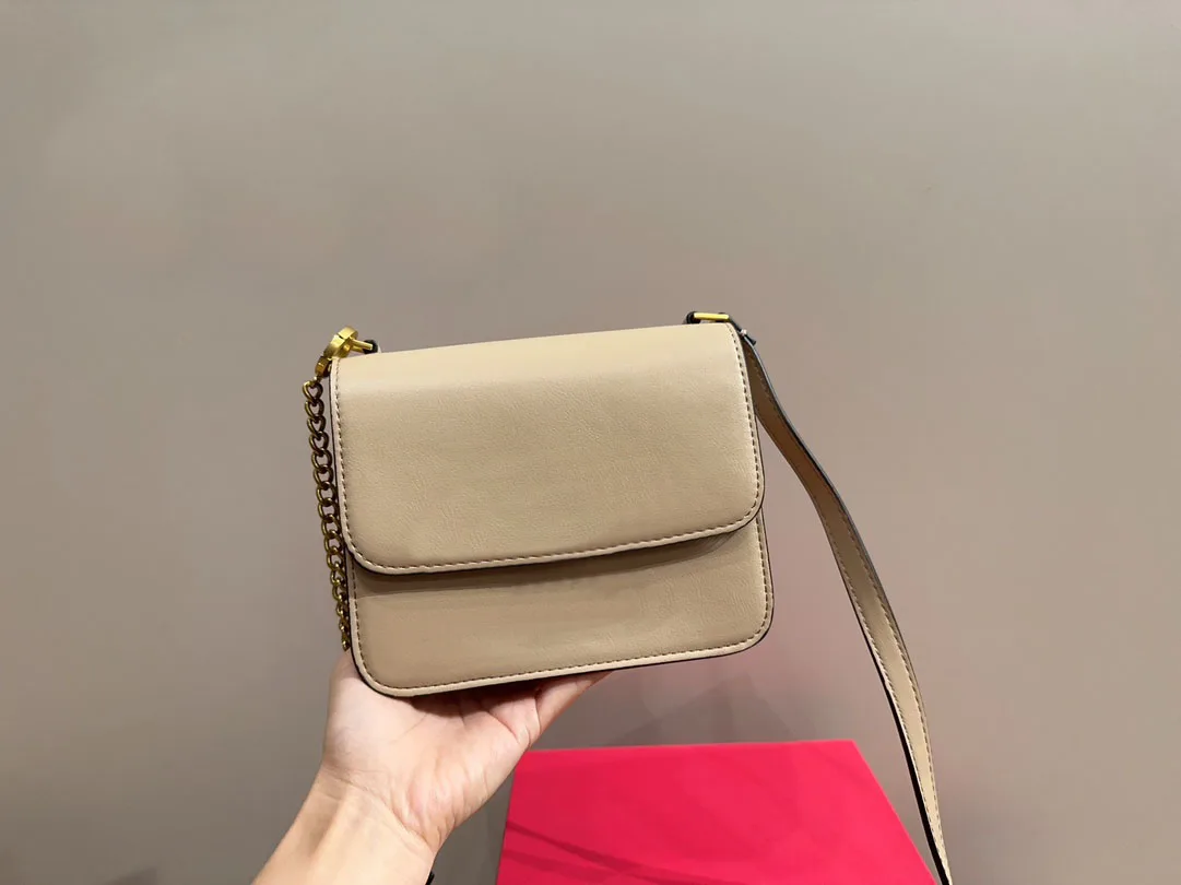 

2024 Новая модная маленькая квадратная сумка-раскладушка с надписью, дизайнерская Высококачественная кожаная женская сумка через плечо