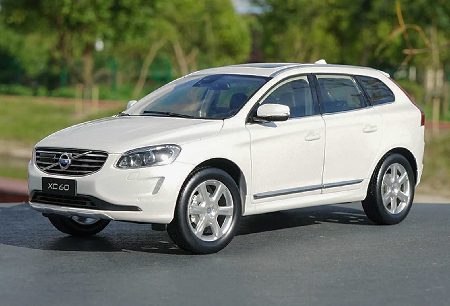 

Коллекция литая модель автомобиля 1/18 масштаб XC60 T6 AWD White 2015