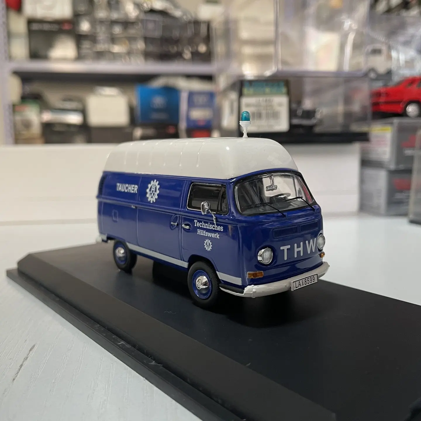 Фото Модель грузовика Schuco T2A THW Taucher из литого сплава, масштаб 1:43, классика, ностальгия, подарки для взрослых, сувенир, статическая модель для демонстрации №5