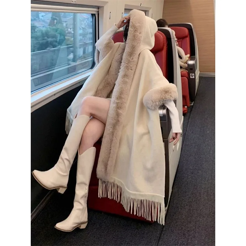 Рисунок 3 - Женская накидка с кисточками