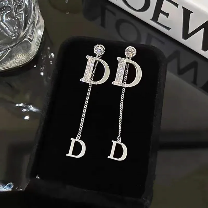 

2022 New Letter D Tassel Earrings Premium Texture Long Light Luxury Eardrop Elegant Shining Vigorous Girl Jewelry Wholesale