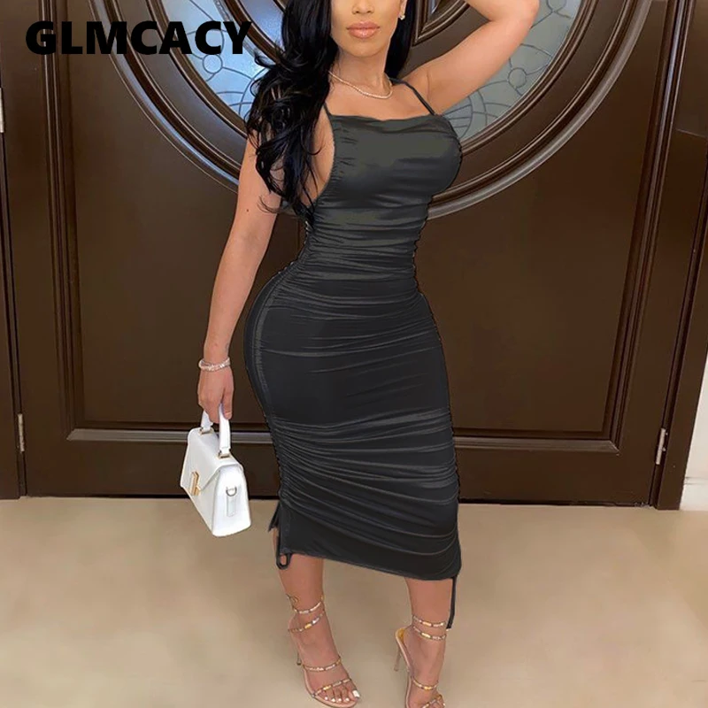 Женское платье на тонких бретелях с открытой спиной облегающее плиссированное