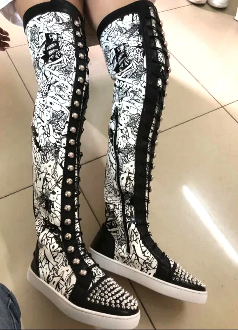 Заводские сапоги до бедра с металлическими заклепками и принтом каракулей