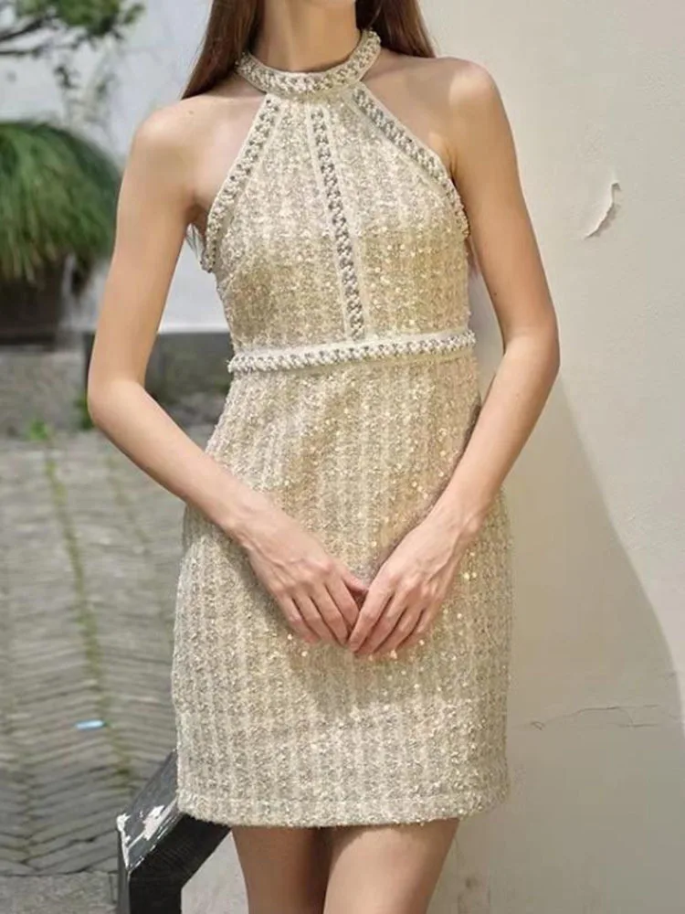 Женское твидовое мини-платье без рукавов с лямкой на шее и бусинами