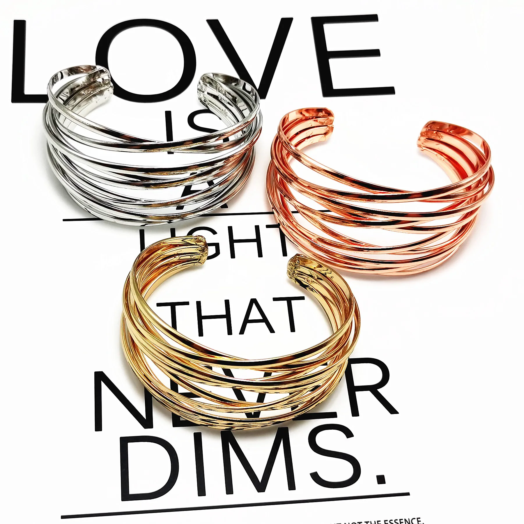 

2023 Hot sale European and American popular female bracelets Simple semicircular hollowed-out C-type women's bracelets Fashion b