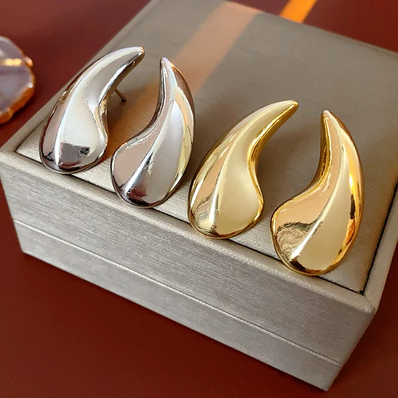 Ассиметричные металлические серьги неправильной формы в европейском и