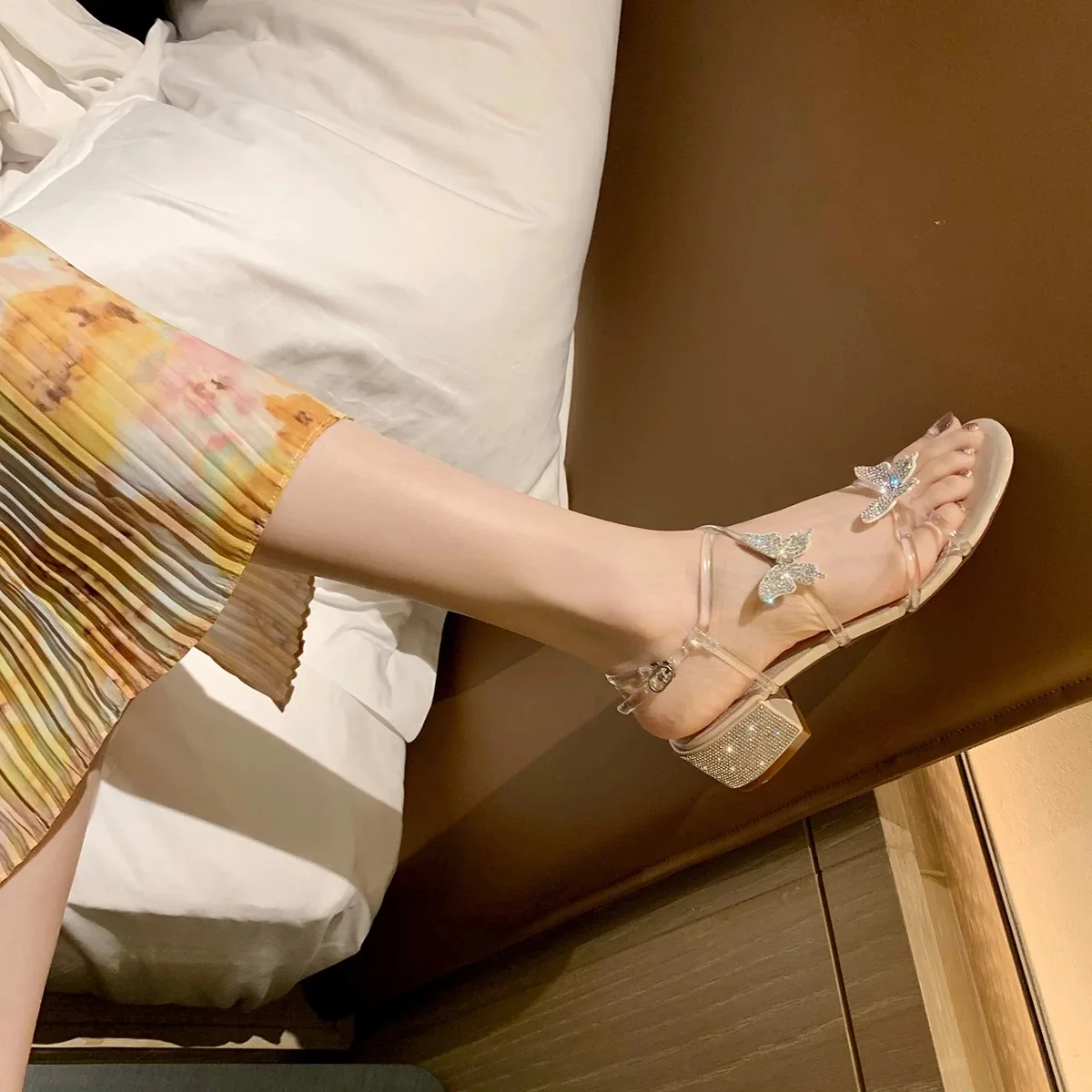 2022 Summer New Rhinestone Word Buckle Bow Round Toe Ladies Thick Heel Medium Heel Shoes