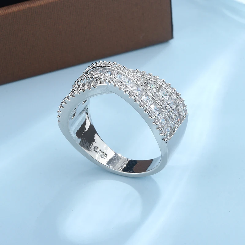 Женское кольцо с геометрическим пересечением из серебра пробы