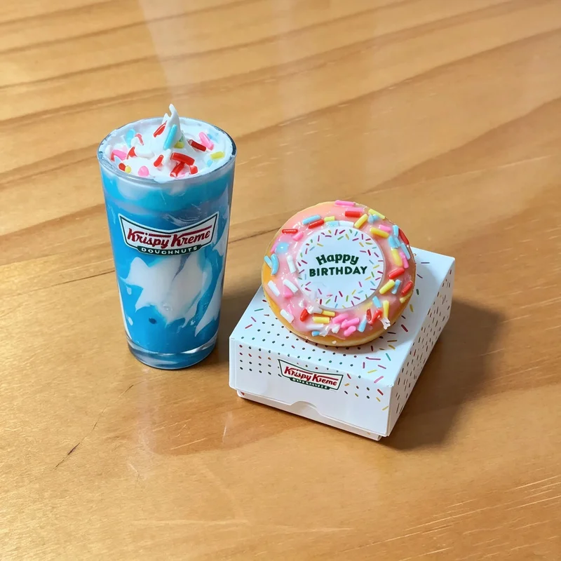 Фото Коллекционные миниатюры Zuru Mini Brands: создавай свои собственные мини-сюрпризы — пончики Krispy Kreme, кофейные напитки, еда. Эмблематические мини-фигурки для коллекционеров. №5