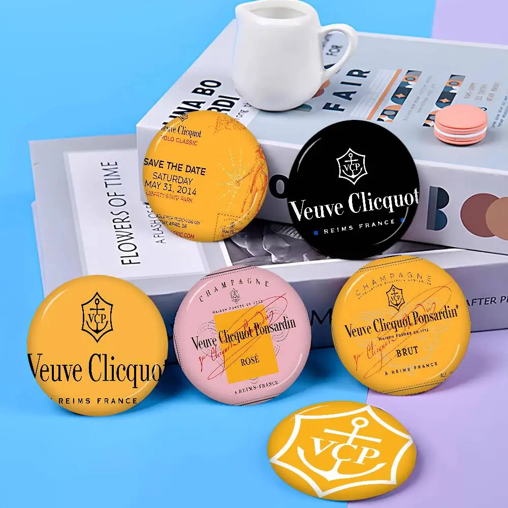 Фото Забавные круглые броши V-Veuve Clicquot ручной работы 32/44/58 мм с защелкой для рюкзаков, одежды, аксессуаров, значков, украшения для шляп №1