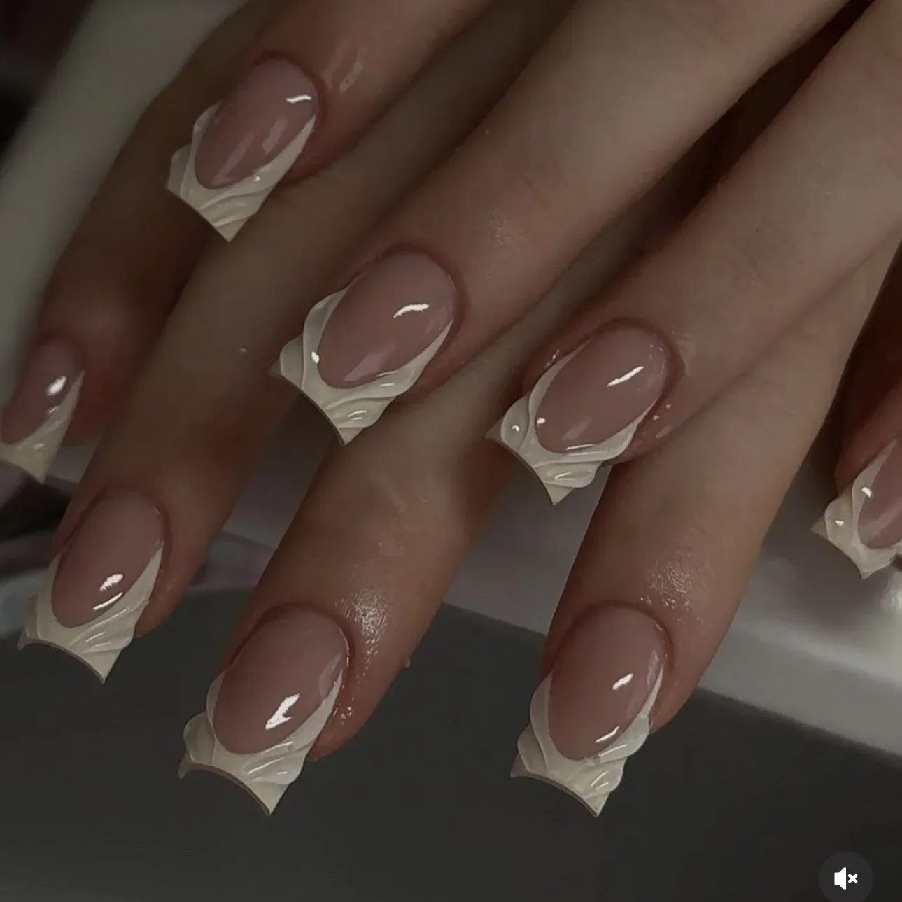 24 шт. Модные накладные ногти телесного и белого цветов