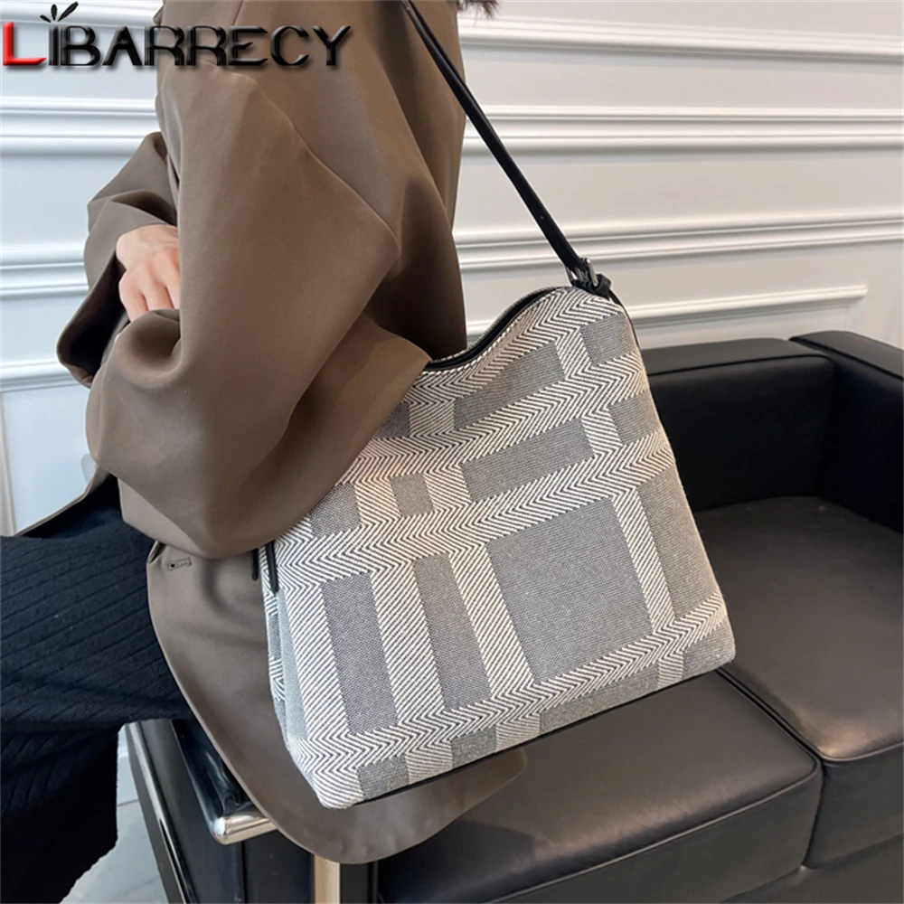 

2022 New Panelled Striped Ladies Shoulder Bag Large Capacity Women's Small Square Bag Fashion Women Messenger Bags Bolso Mujer