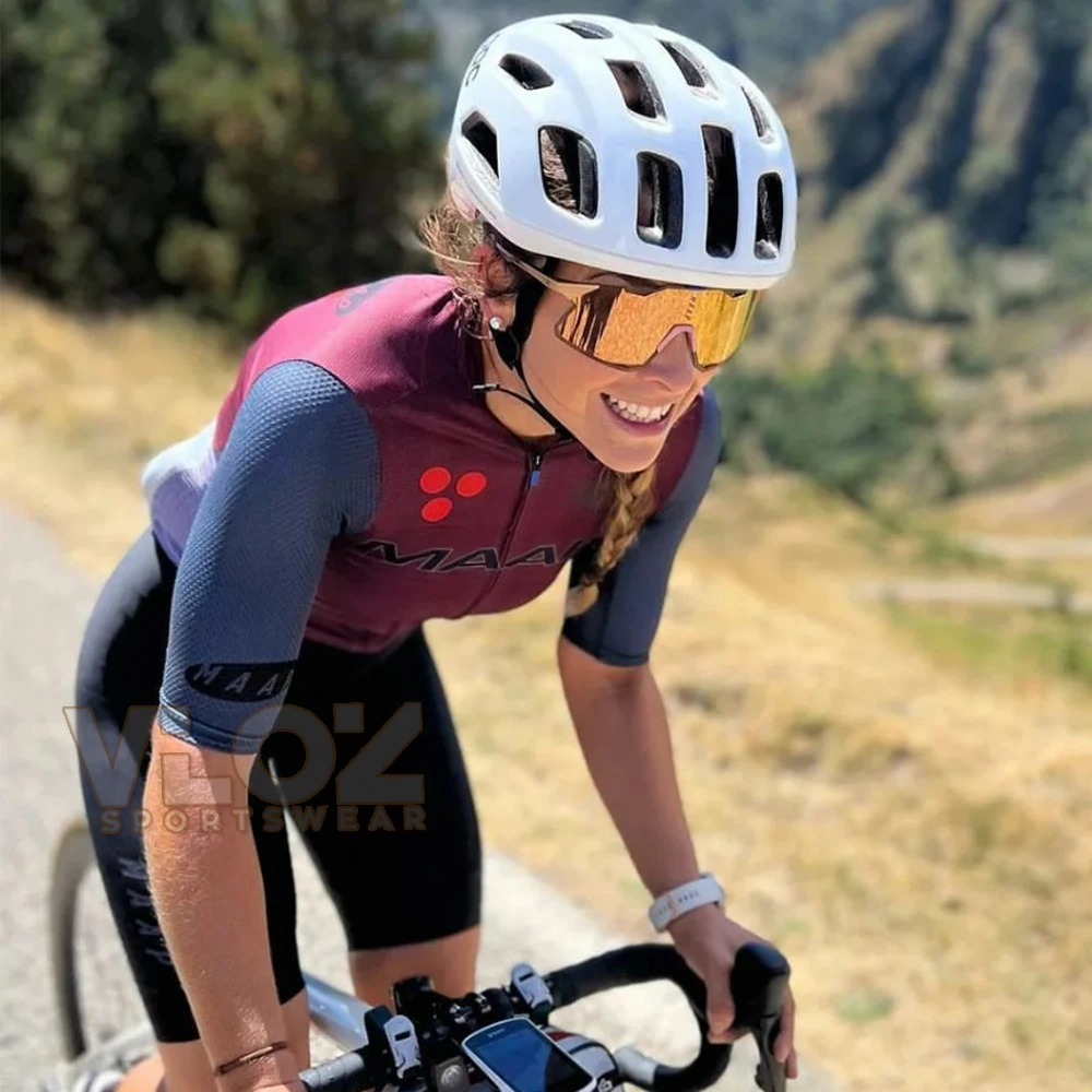 Женский велосипедный комплект MAAP из майки с коротким рукавом и дышащей ткани для катания на горном велосипеде или шоссейном велосипеде в летний период. Включает комбинезон с лямками MTB Road Team Bib Set Mujer.