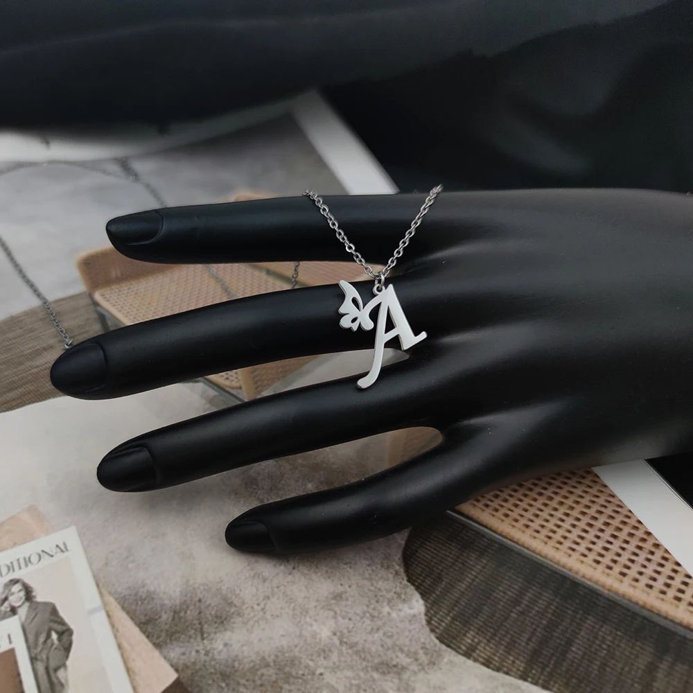 Женское колье из нержавеющей стали ожерелье-чокер с надписью инициала бабочки
