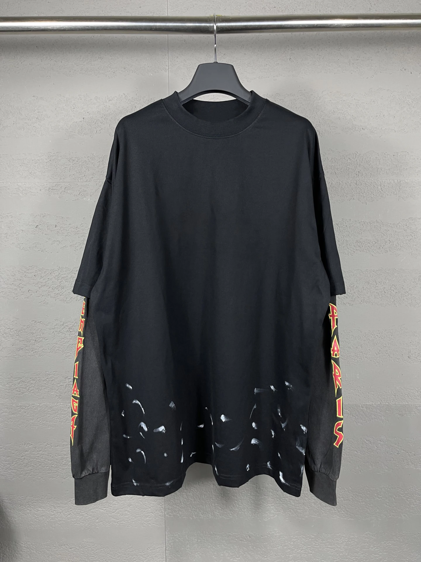 

Женская футболка с длинным рукавом и принтом букв