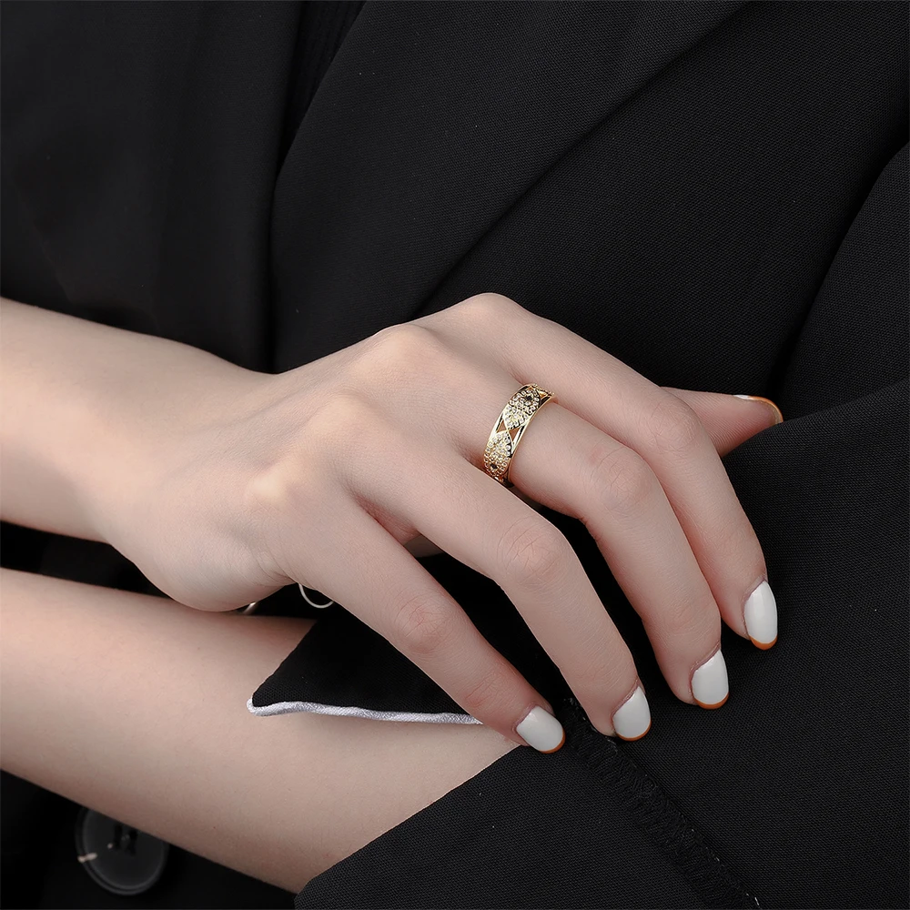 Женское серебряное кольцо со сверкающим прозрачным фианитом