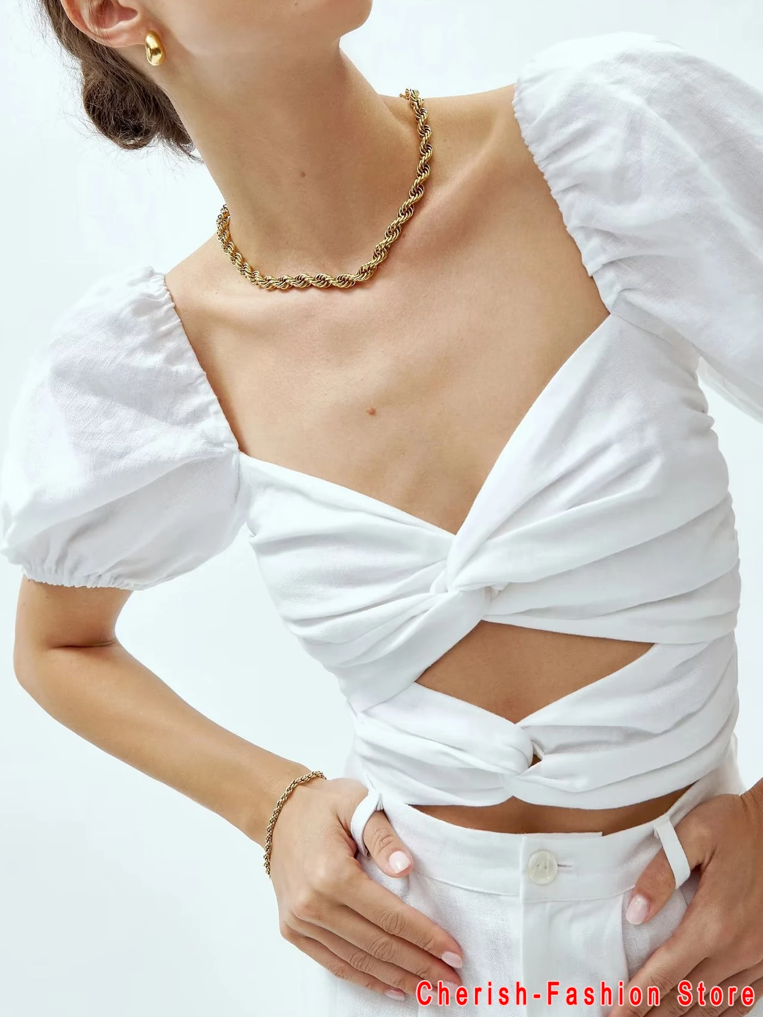 

Женская приталенная блузка с рукавами-фонариками и вырезом лодочкой