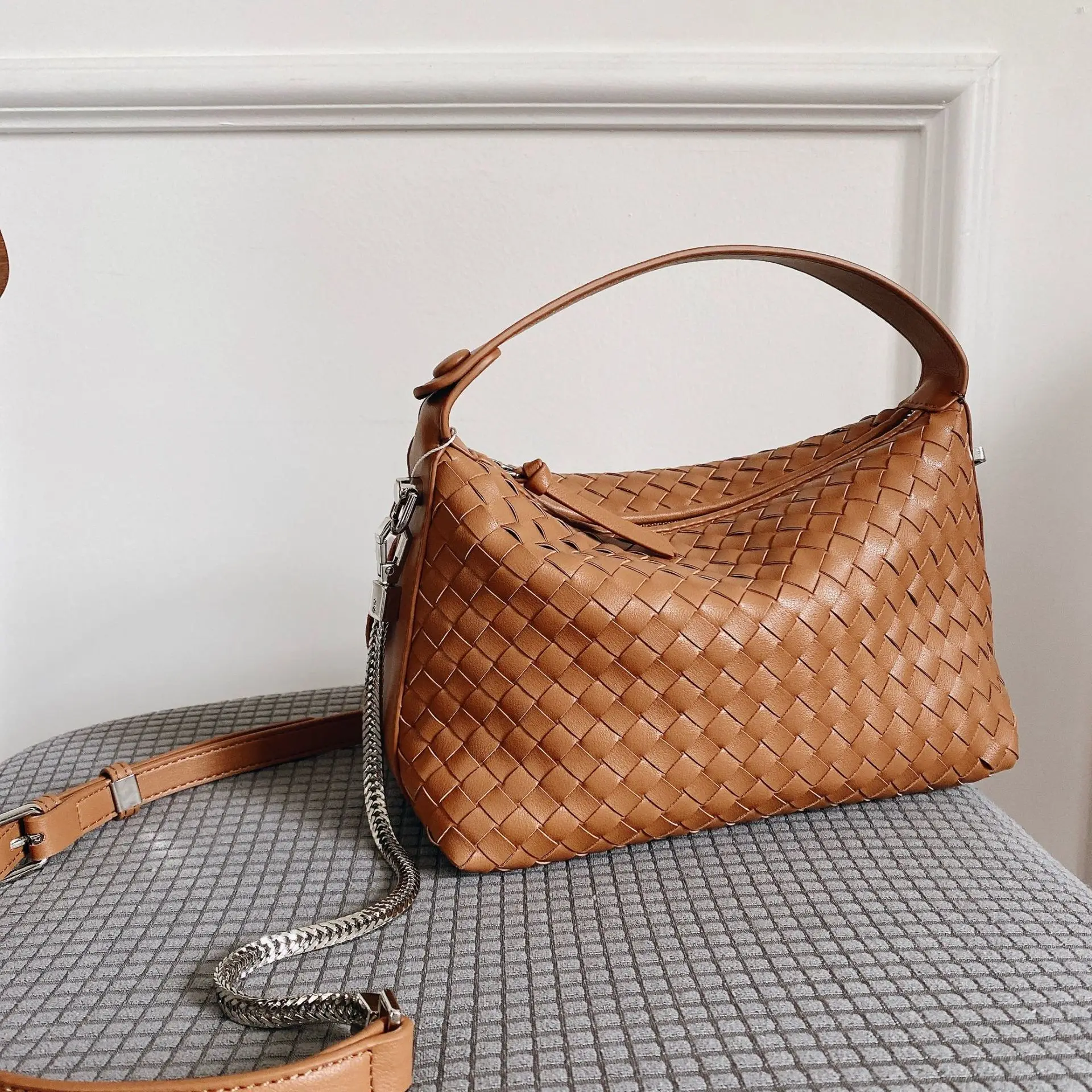

2022 New Fashion Versatile Small Bag Hand Woven Chain Dumpling Bag Single Shoulder Portable Messenger Women's Bag