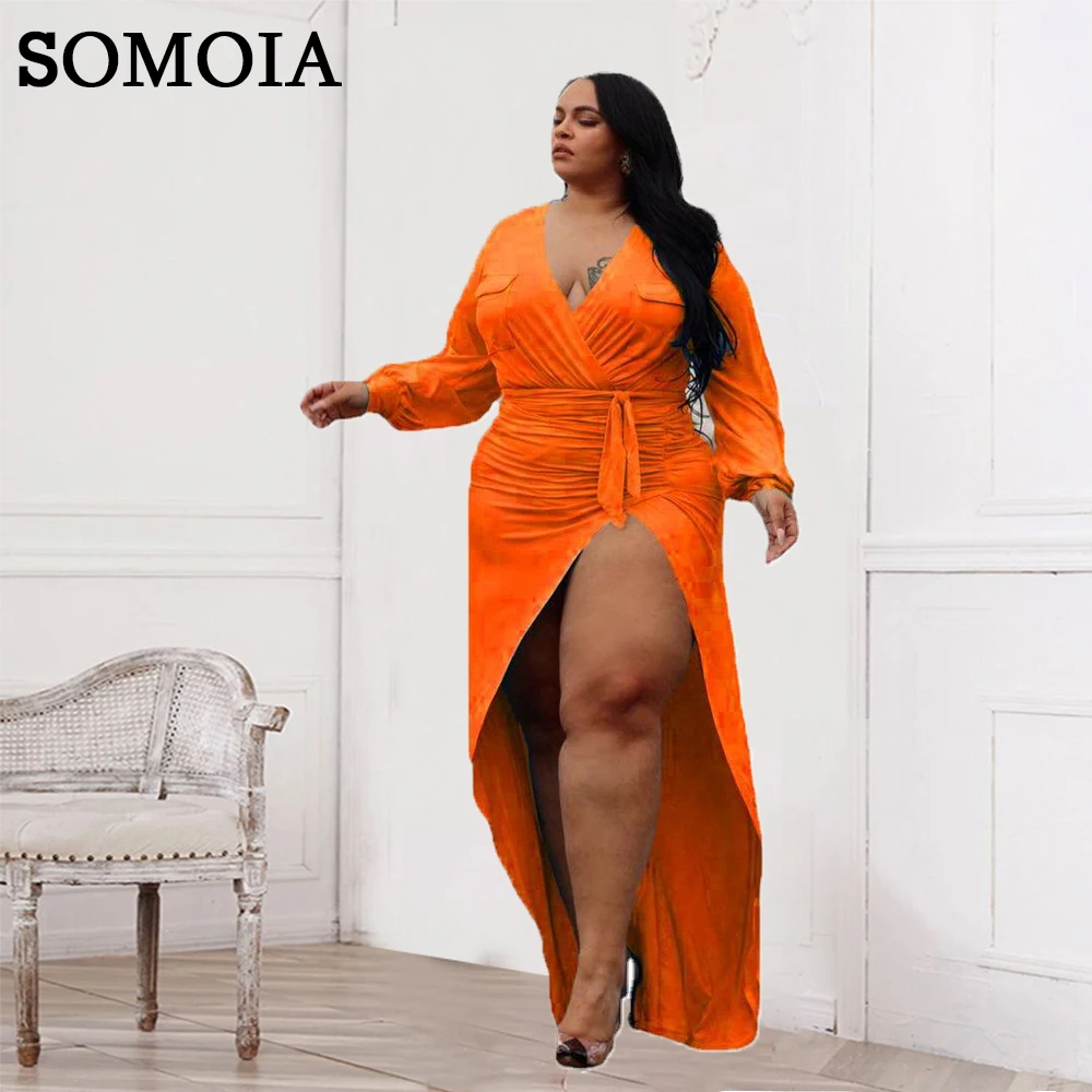 

Женское платье с рюшами, высокой талией и разрезом