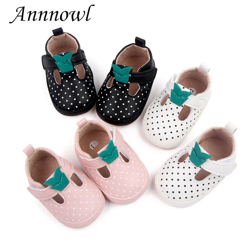 

Модная брендовая обувь для маленьких девочек в кроватку на 1 год, нескользящая обувь с мягкой подошвой для новорожденных, Кожаные Мокасины д...