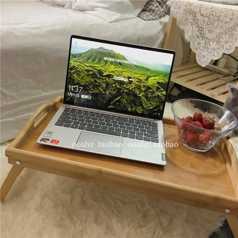 На кровати маленький стол из бамбука массива дерева для студентов ленивый