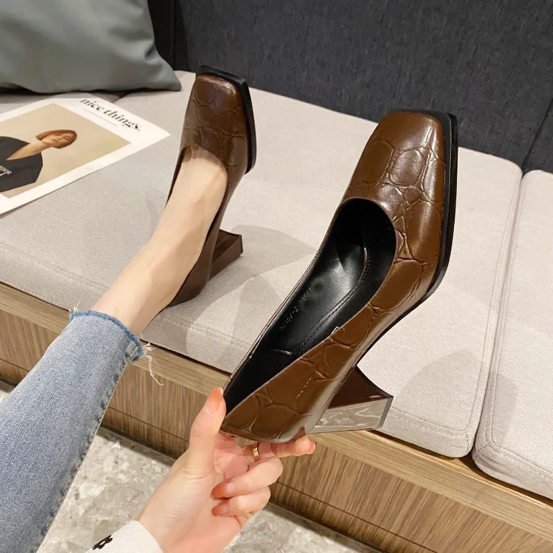 

HKXN Retro Thick Heel Single Shoes Female 2022 Spring New Korean Version Fashion Comfortable Square Toe Shallow Mouth High Heels