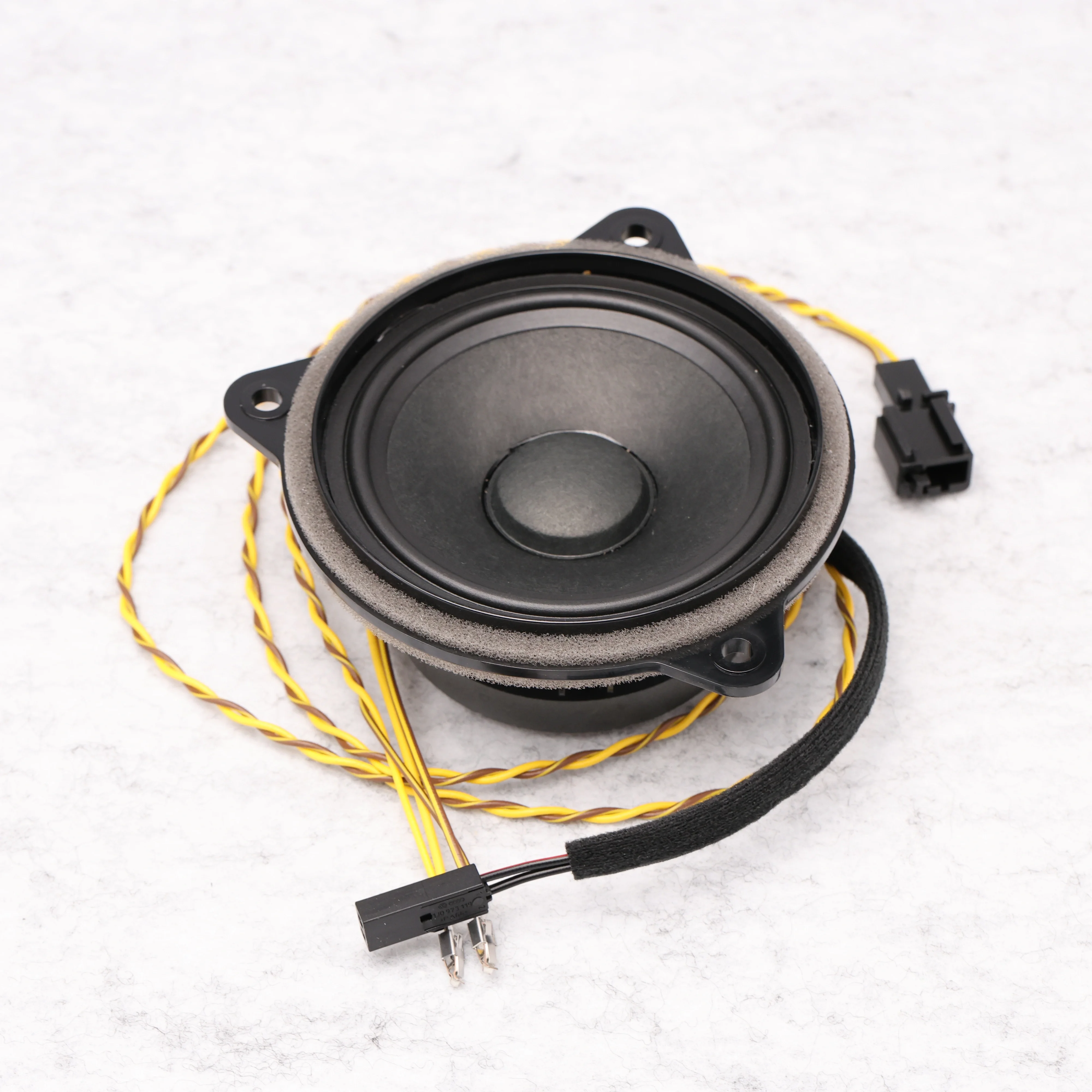 

Для Passat B8 Arteon среднего радиуса DynAudio 3G 0035415