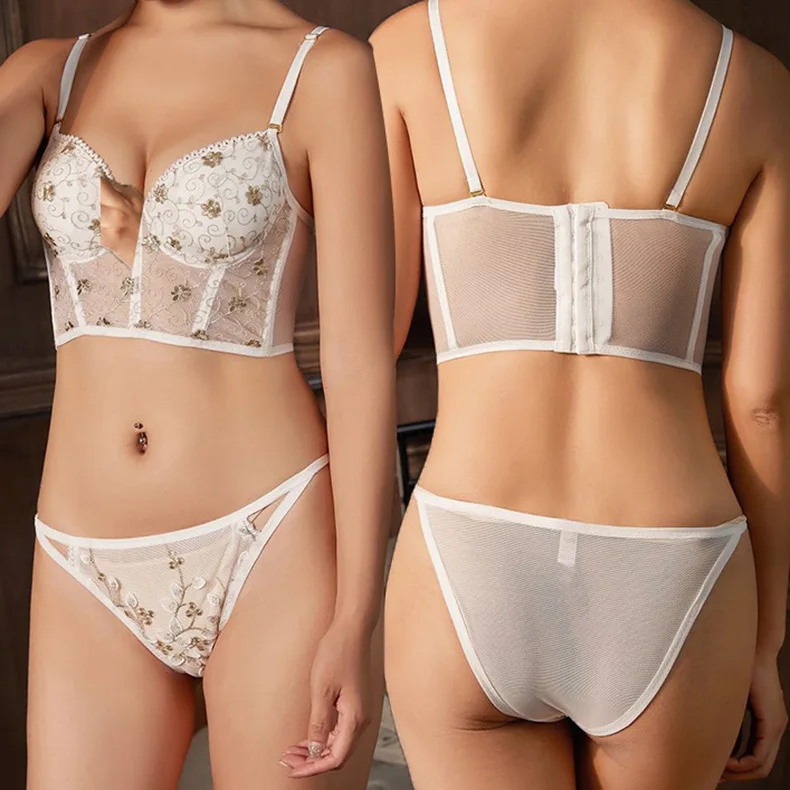 

Комплект нижнего белья с французским кружевом и бретельками