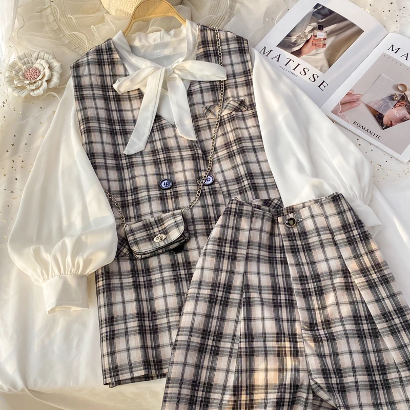 

Костюм в западном стиле из трех предметов, маленький топ с V-образным вырезом, клетчатые широкие шорты с завышенной талией, рубашка с рукавам...