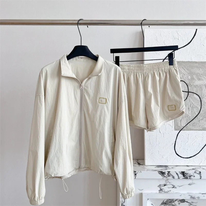 Женский комплект из двух предметов пиджак и шорты на завязках с надписью