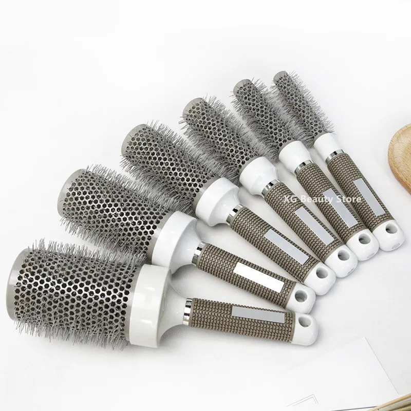 Профессиональные серые круглые расчески для укладки волос фотосессии