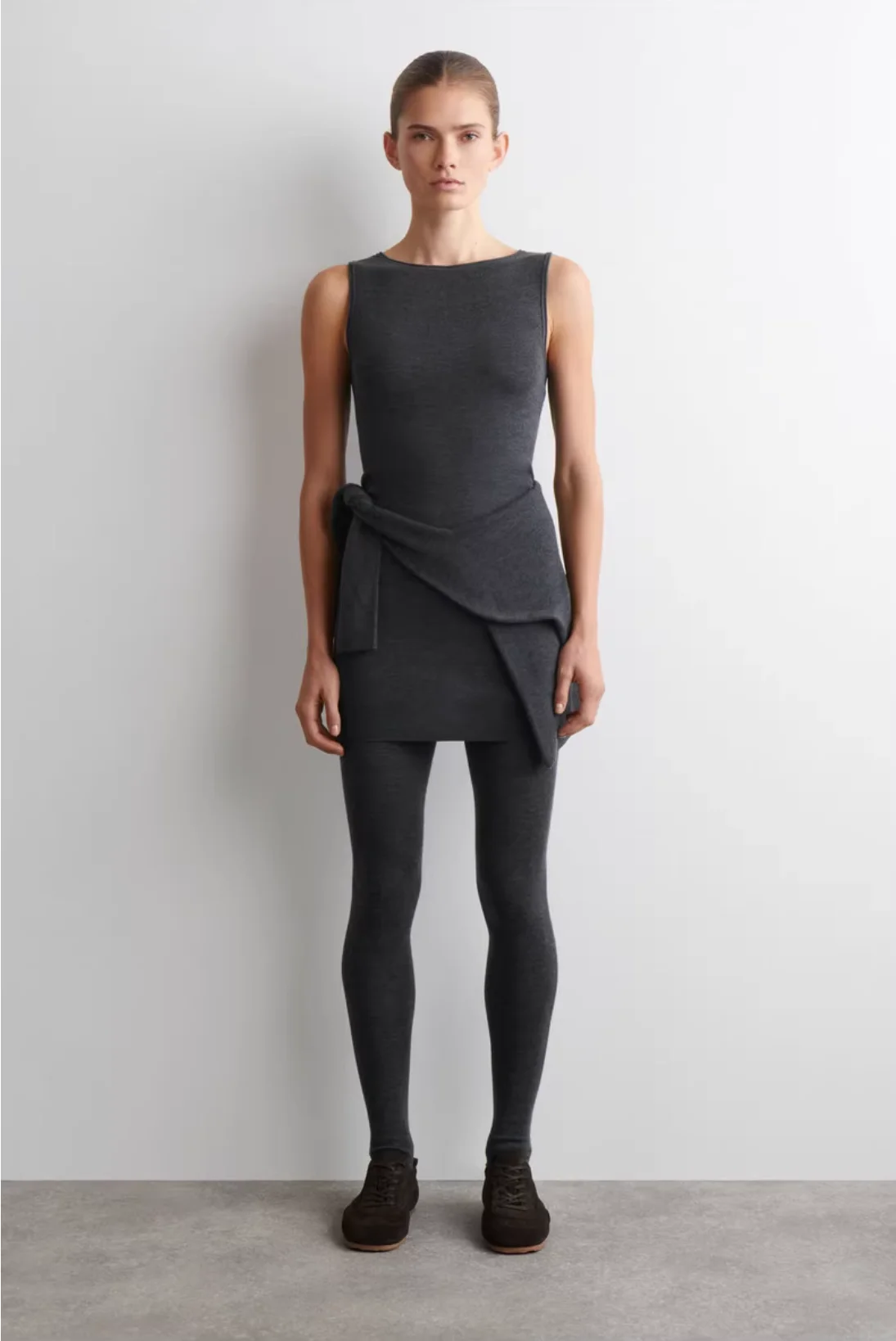 Фото XIMIAN APPAREL 2026 YAZHIMEI: Новинка весенней коллекции – женское повседневное приталенное мини-платье из смесовой шерсти, серое, с круглым вырезом №1
