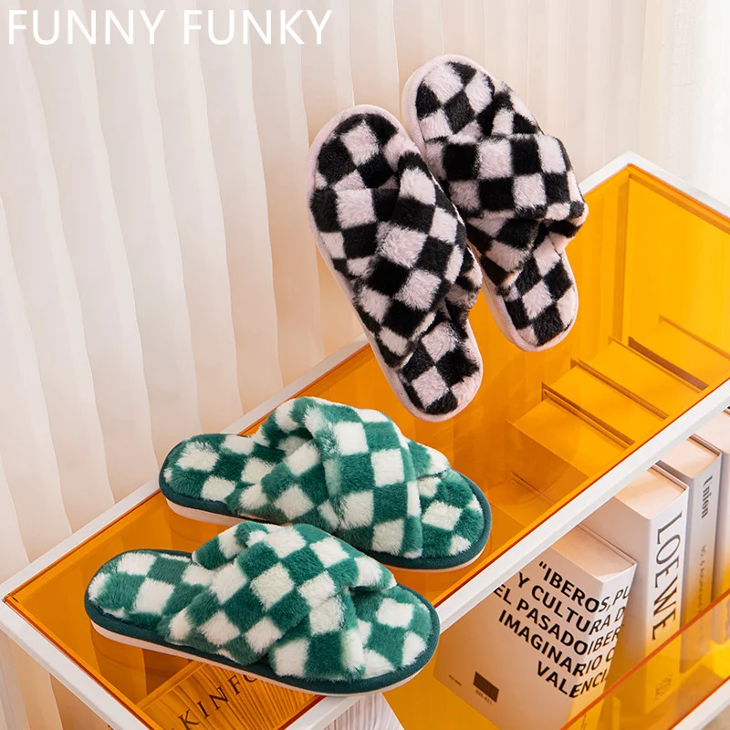 

Новинка 2022, зимняя домашняя обувь для женщин, короткие плюшевые носки в клетку, пушистые сланцы из искусственного меха, тапочки, женская дом...