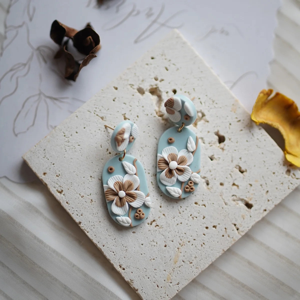 Модные модные висячие серьги с цветочным узором разных форм черные и синие из