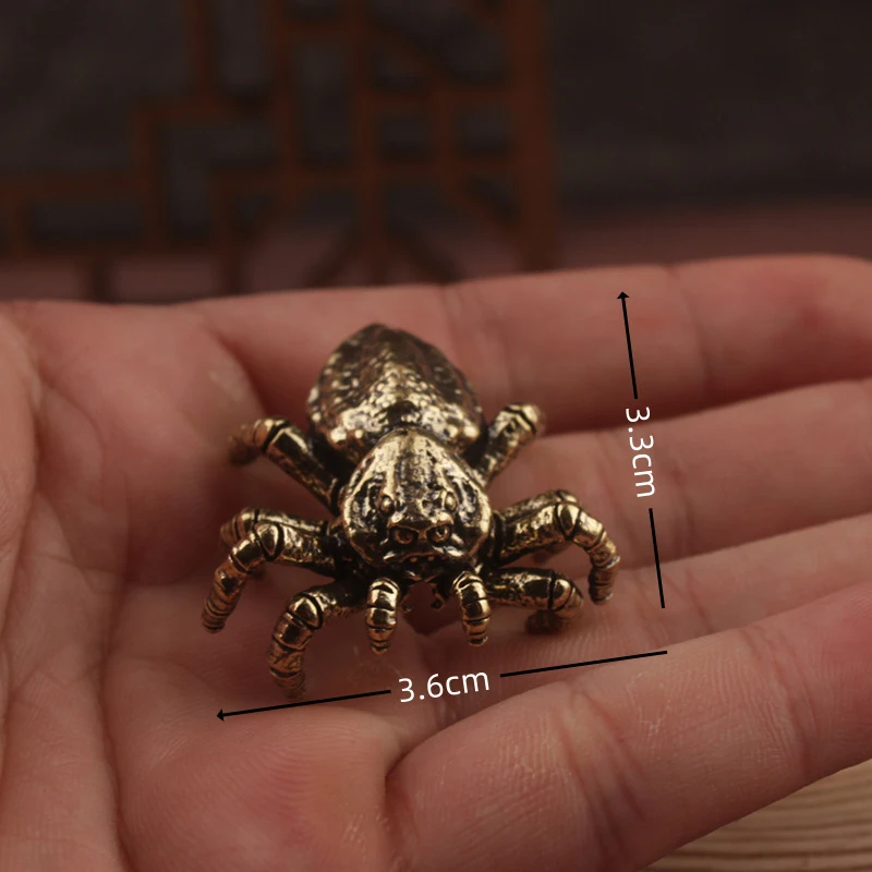 

Миниатюрные медные фигурки пауков-волков