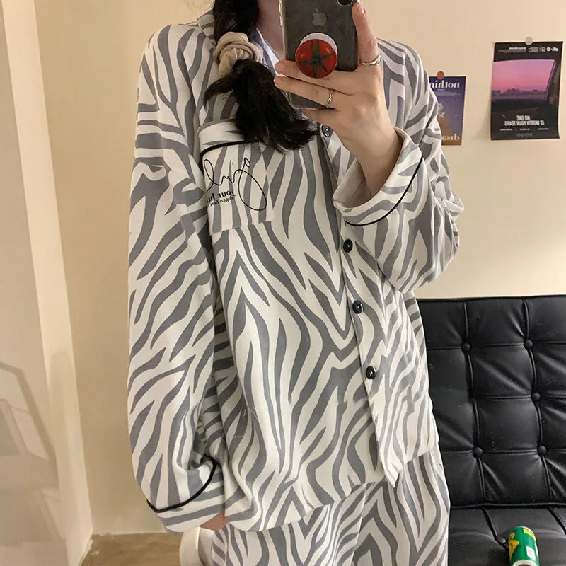 

Пижама в Корейском стиле, новинка для весны и осени, свободная серая домашняя одежда в полоску, женский костюм из 2 предметов, пижама, сексуал...